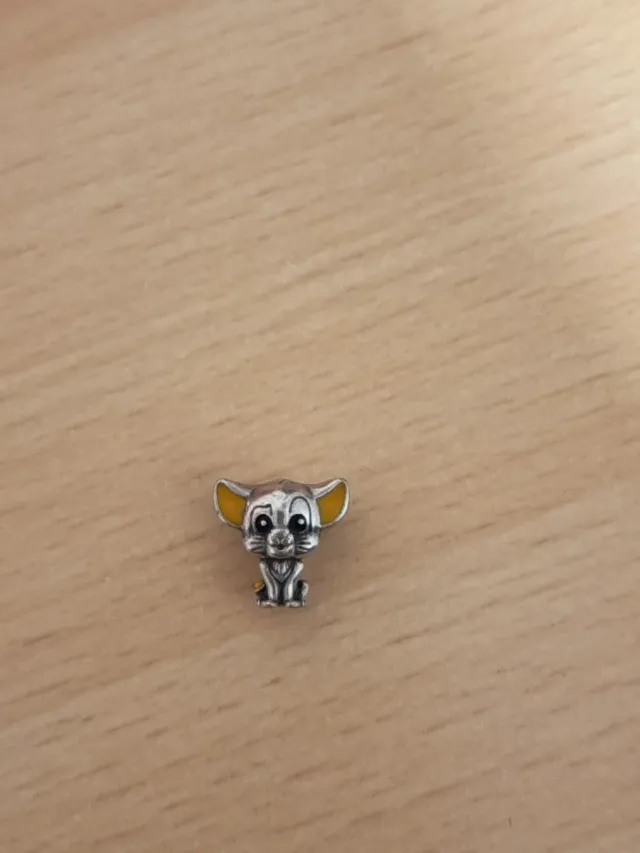 Charm gato plata y amarillo