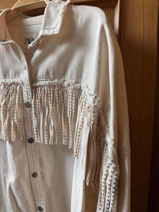 Chaqueta Zara flecos y tachuelas beige