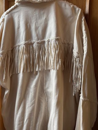 Chaqueta Zara flecos y tachuelas beige