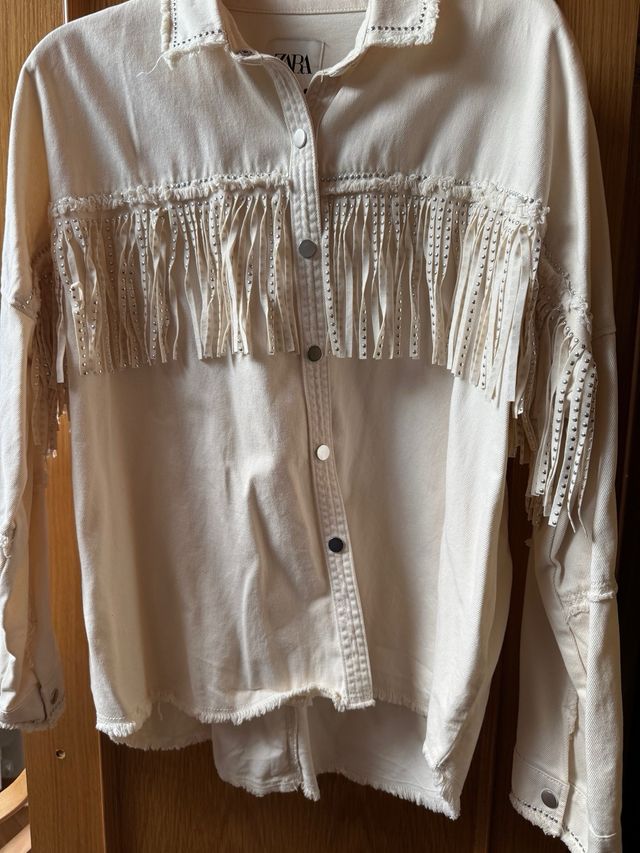 Chaqueta Zara flecos y tachuelas beige