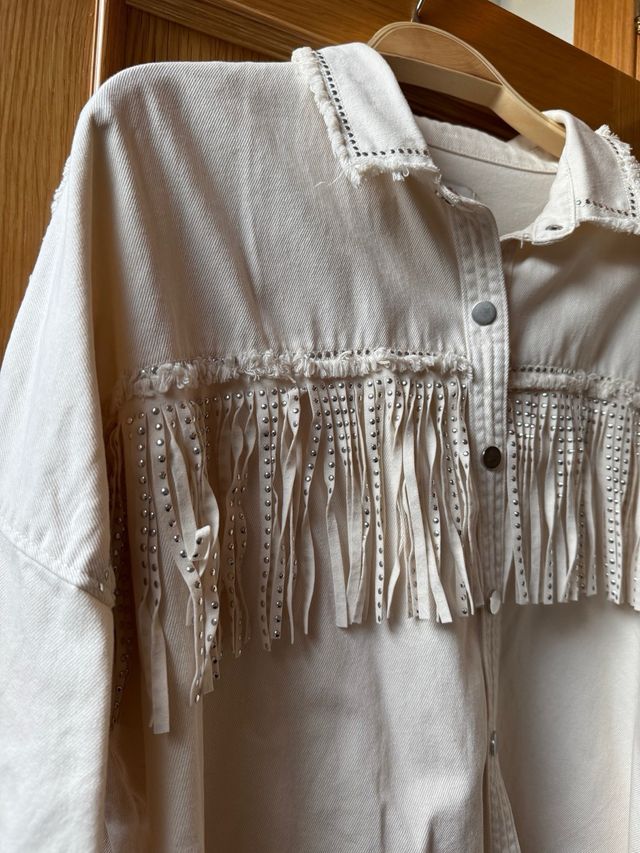 Chaqueta Zara flecos y tachuelas beige