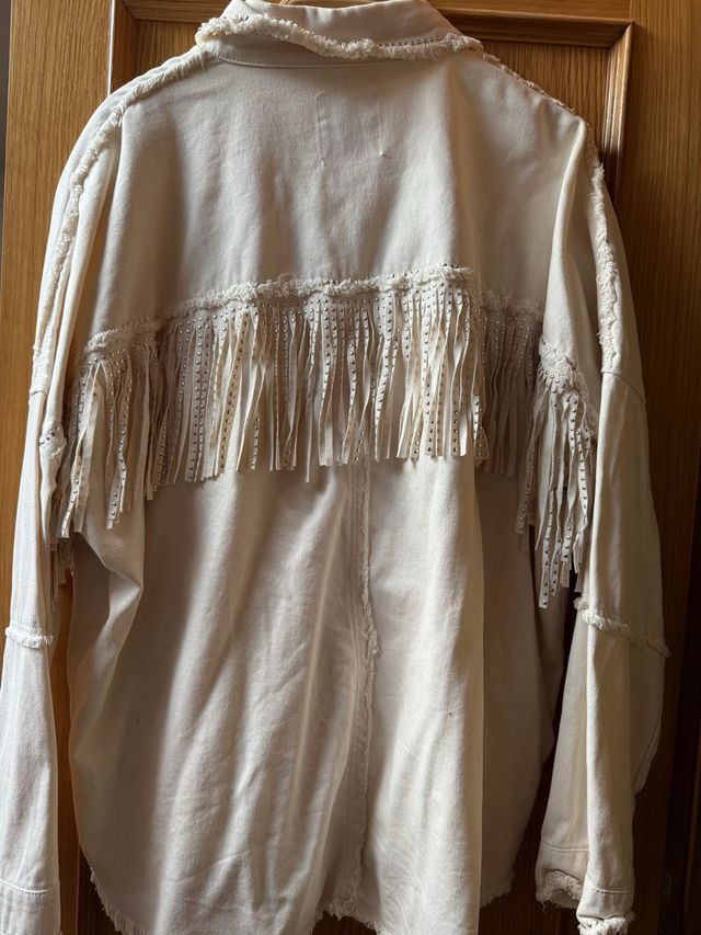 Chaqueta Zara flecos y tachuelas beige