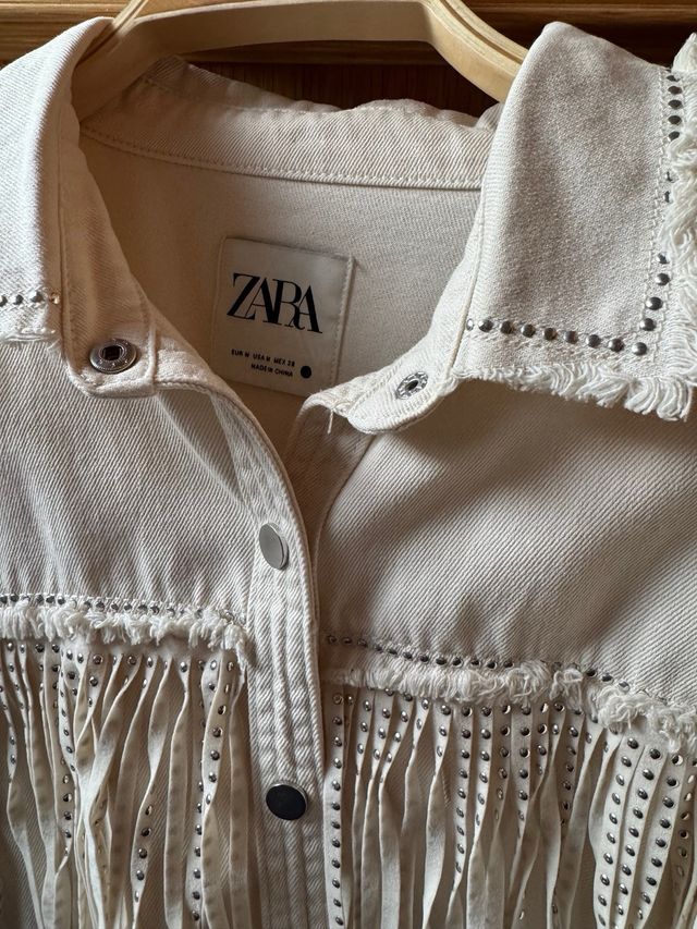 Chaqueta Zara flecos y tachuelas beige