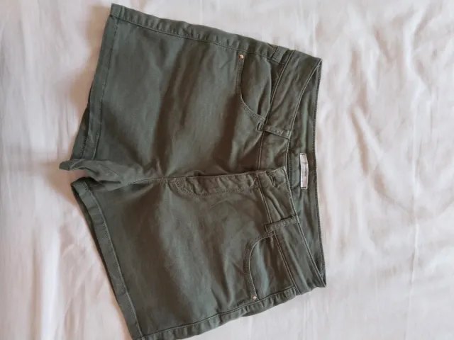 Pantalón corto verde oliva