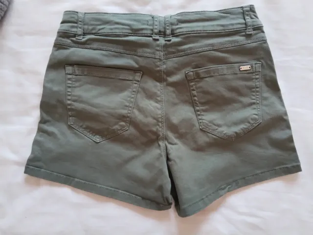 Pantalón corto verde oliva