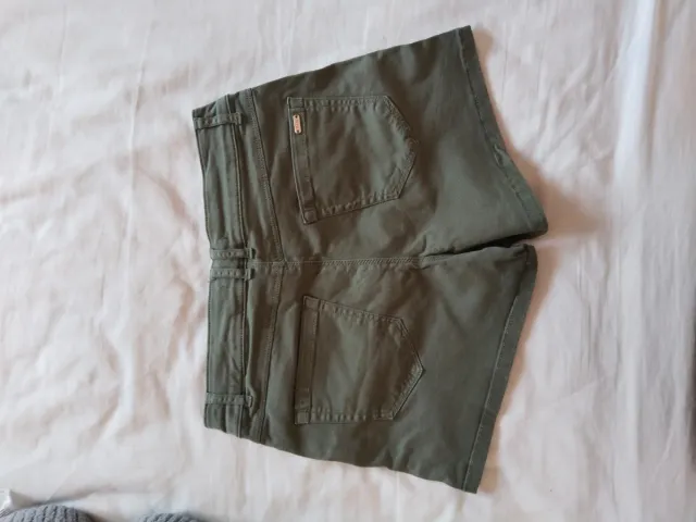 Pantalón corto verde oliva