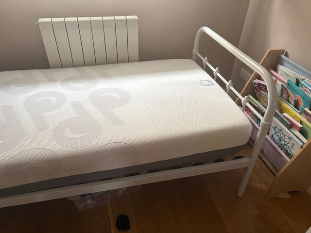 Cama 90 con colchón gris