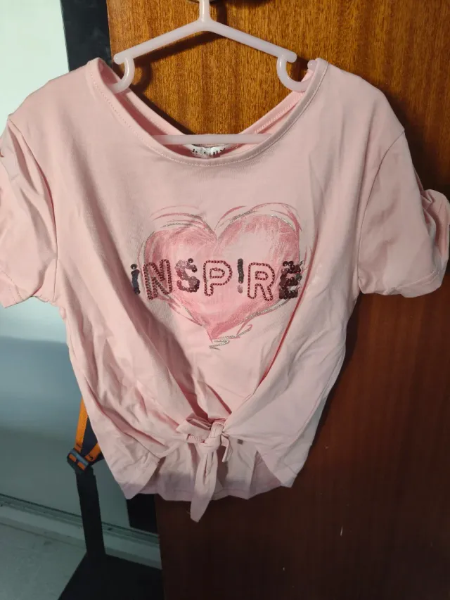 Camiseta rosa con corazón y lentejuelas
