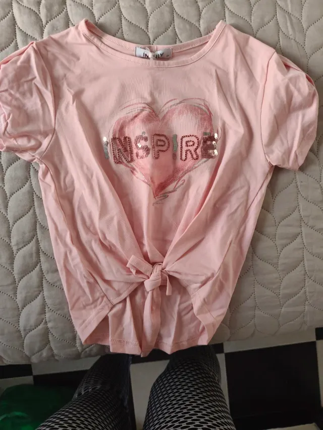 Camiseta rosa con corazón y lentejuelas