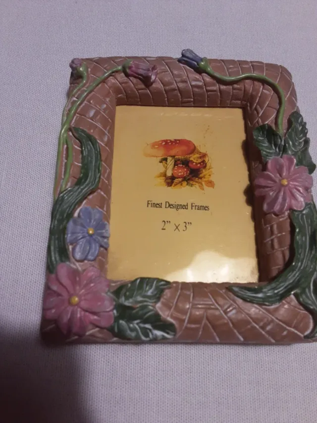 Marco de fotos decorado con flores