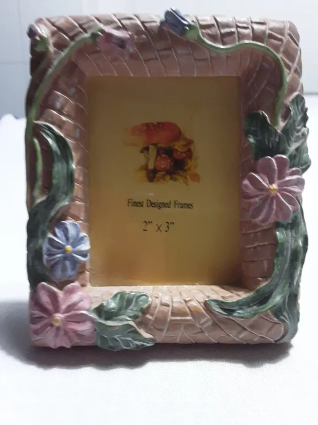 Marco de fotos decorado con flores