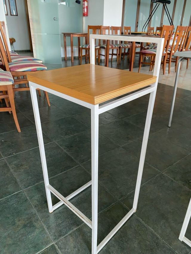 Bancos de bar em madeira e metal