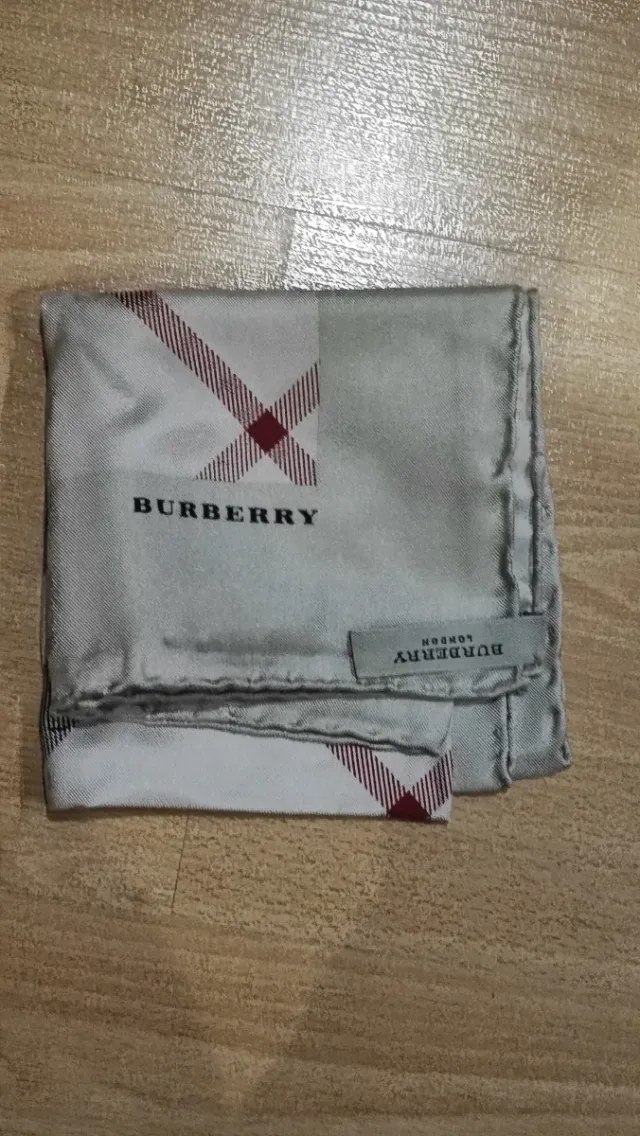 Sciarpa Burberry in seta beige