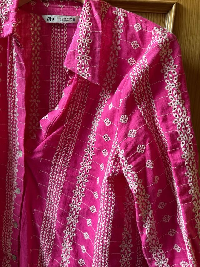 Camisa Zara bordada rosa Talla M