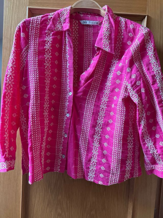 Camisa Zara bordada rosa Talla M