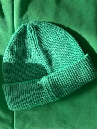 Cappello verde in maglia
