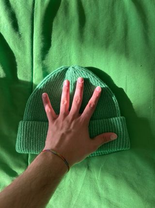 Cappello verde in maglia
