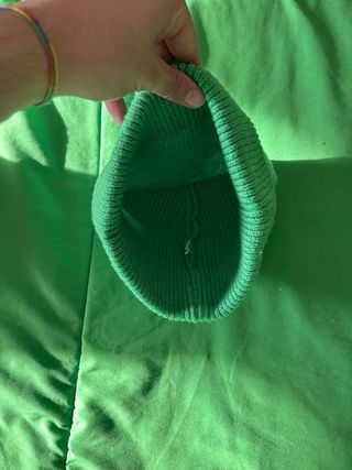 Cappello verde in maglia