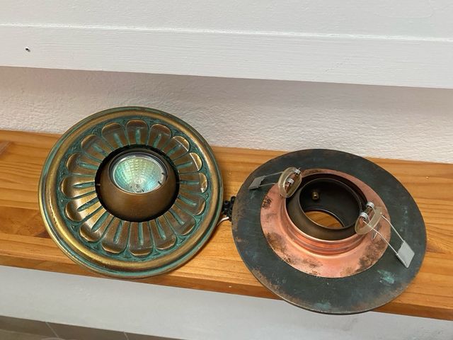 Apliques de pared dorados y verdes