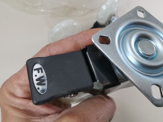 4 Ruedas Giratorias con Freno