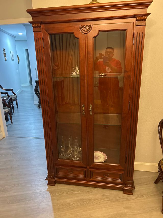 Vitrina de madera con puertas de cristal