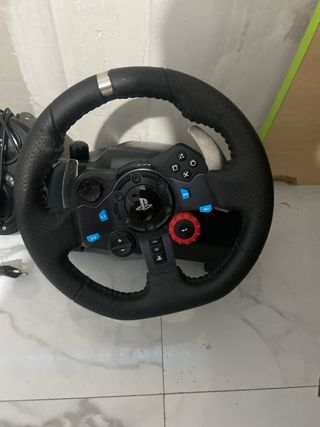 volante logitech con pedales y cambio de marchas.