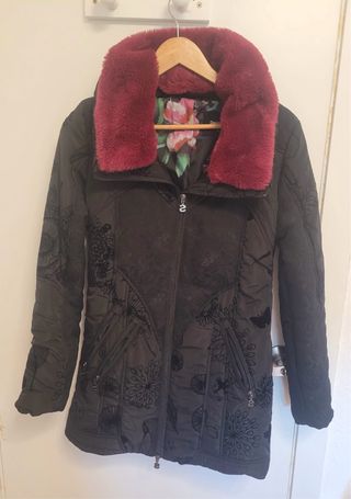 Abrigo Desigual Negro y Rojo