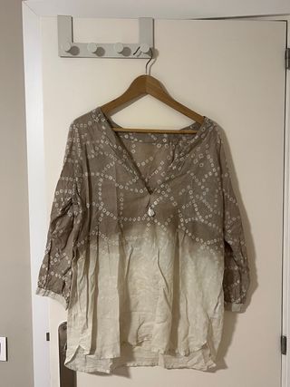 Blusa beige y marrón con estampado