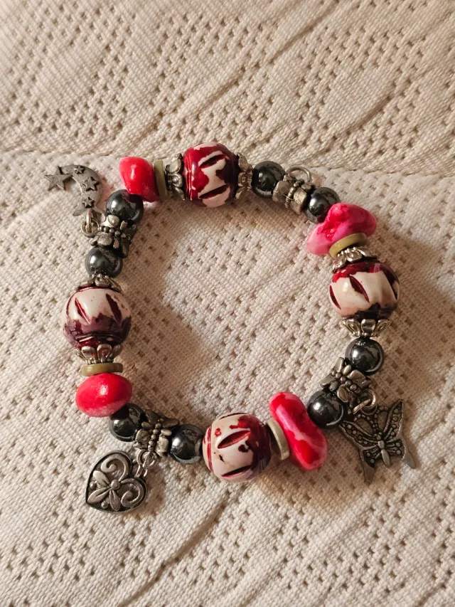 Pulsera con dijes de mariposa y corazón