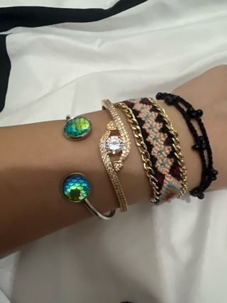 Pulsera dorada con circonitas y abalorios + regala