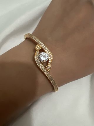Pulsera dorada con circonitas y abalorios + regala