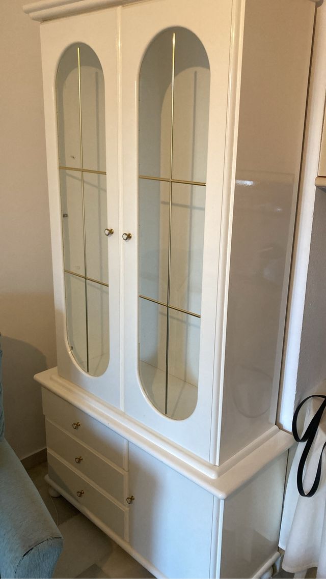 Vitrina de cristal con cajones y puerta