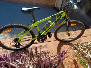 Bicicleta BTWIN verde con cesta