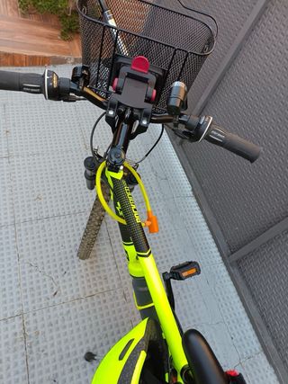 Bicicleta BTWIN verde con cesta