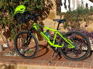 Bicicleta BTWIN verde con cesta