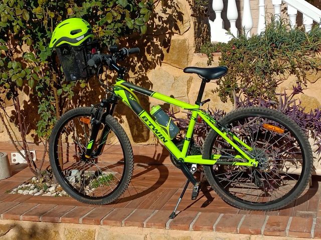 Bicicleta BTWIN verde con cesta