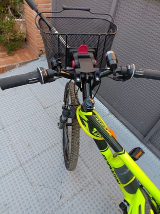 Bicicleta BTWIN verde con cesta