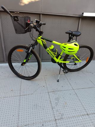 Bicicleta BTWIN verde con cesta