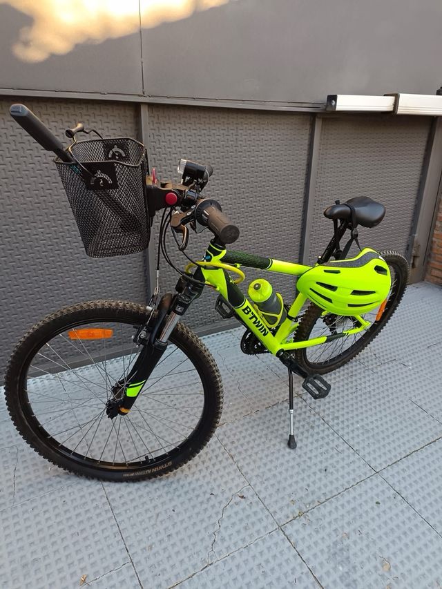 Bicicleta BTWIN verde con cesta
