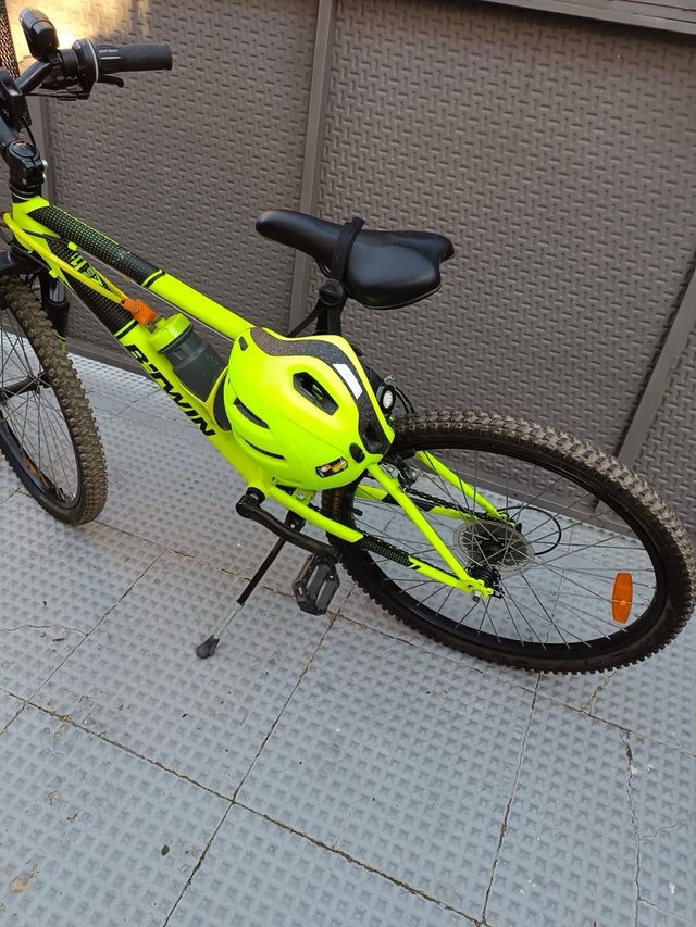 Bicicleta BTWIN verde con cesta