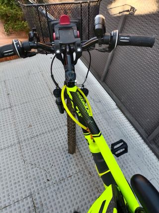 Bicicleta BTWIN verde con cesta