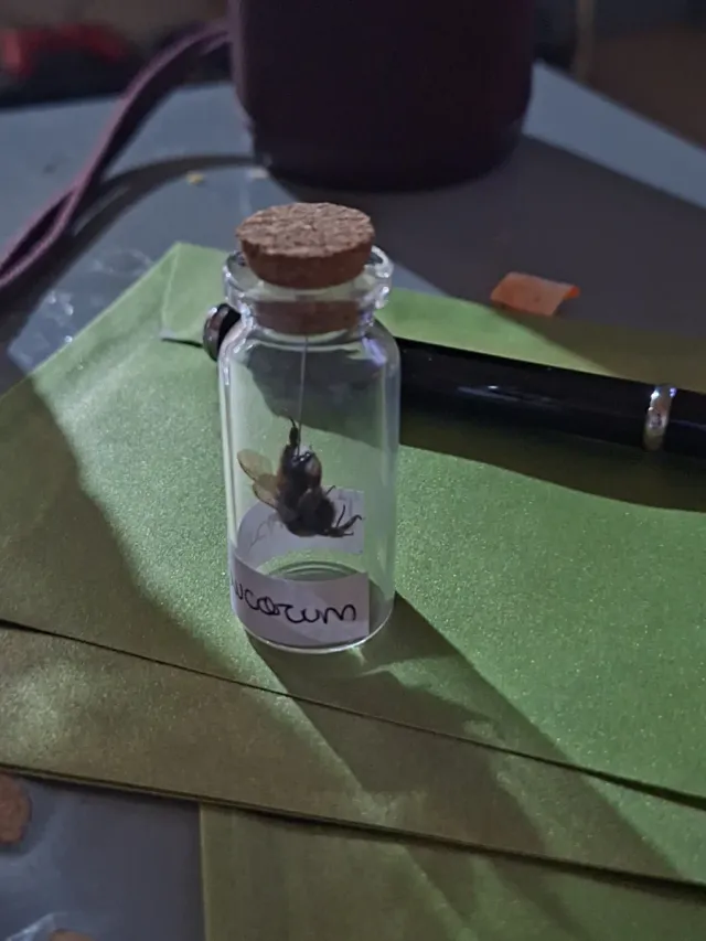 Botecito con insecto y etiqueta