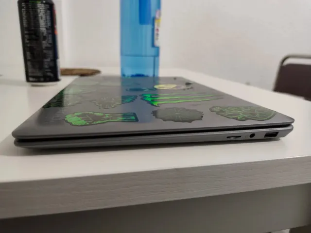 Portátil Gris y Negro