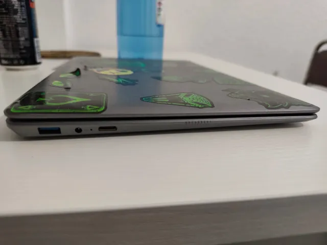 Portátil Gris y Negro