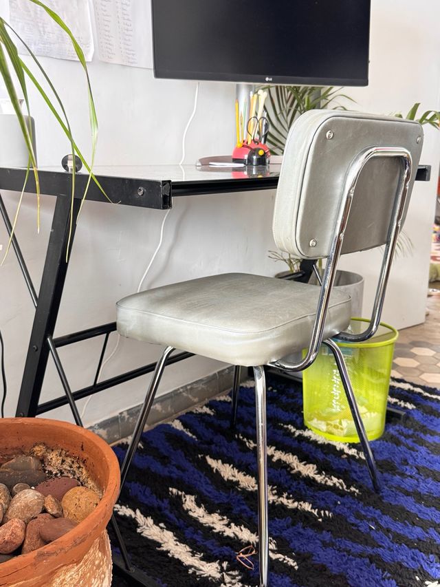 Silla de oficina gris y plateada de cuero gris