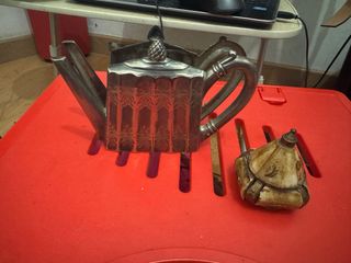 Tetera antigua de plata con piña