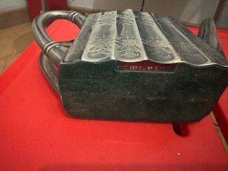 Tetera antigua de plata con piña