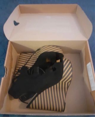 Sandali con zeppa alta beige e nere