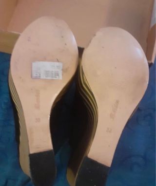 Sandali con zeppa alta beige e nere