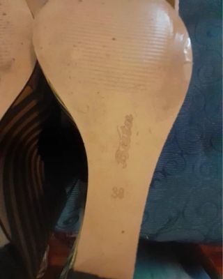 Sandali con zeppa alta beige e nere